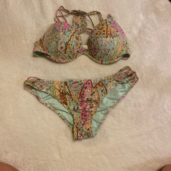 Bikini - Picture 2 of 9